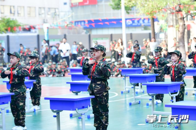 学校将国防教育融入日常体育课堂，把队列站姿、齐步正步、敬礼跨立等标准化训练融入日常教学，以规范的军姿训练矫正学生体态，锻造挺拔身姿。