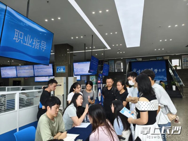 6月26日，长沙市人力资源和社会保障局主办的2026年重点企业及专精特新企业专场招聘会举行。 通讯员供图