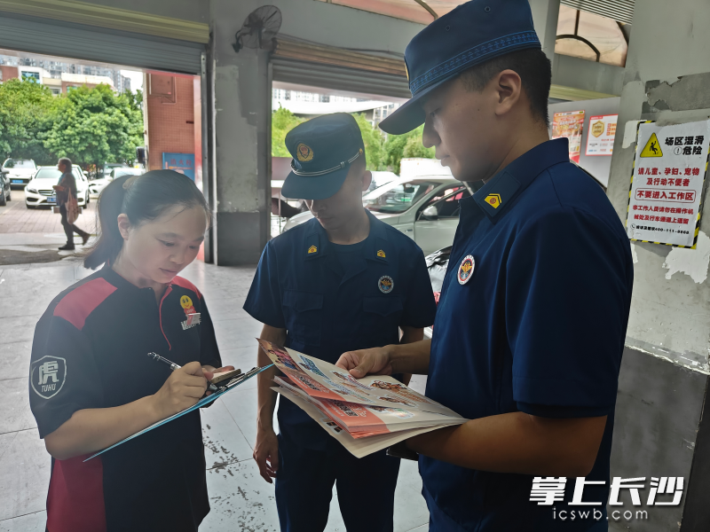 消防宣传员送资料上门。 长沙晚报通讯员 陈皓康 摄