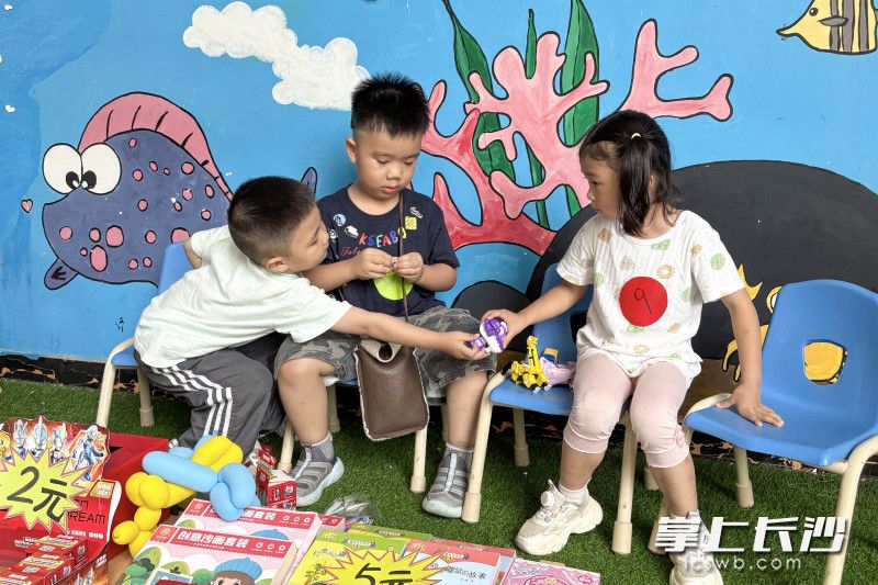 孩子们交换“商品”。