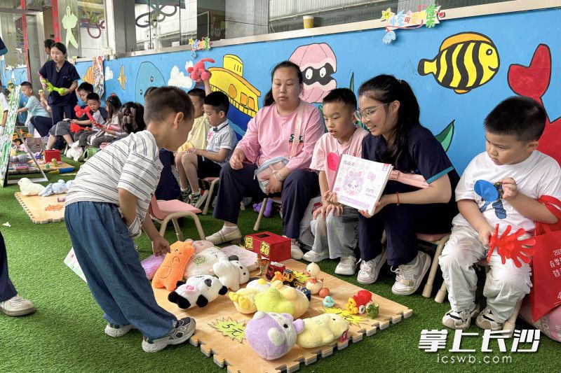 摊位上，每一件“商品”都承载着孩子们纯真的心意。