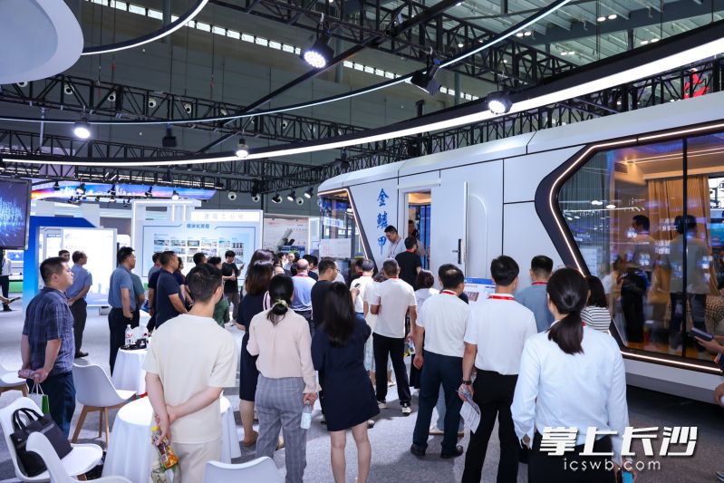 在湖南建投集团展位，“金鳞甲”太空舱吸引了许多观众的注意。 均为受访者供图