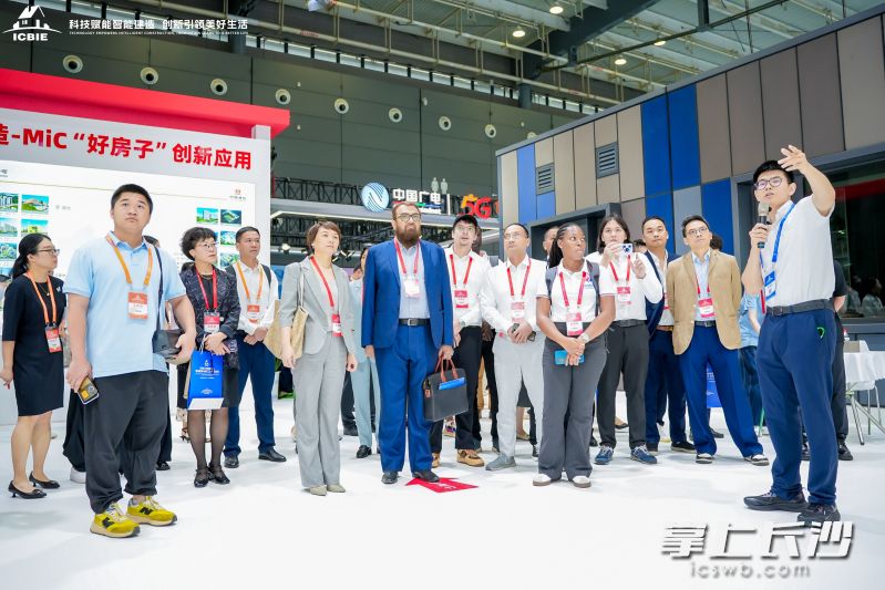 在2026长沙筑博会上，中国建筑国际展位吸引了众多观众驻足。