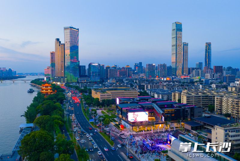 6月27日，位于湘江之畔的碧湘楚巷开街，现场热闹非凡。均为长沙晚报全媒体记者 邹麟 摄