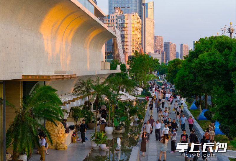长沙首个“非标商业”街区——碧湘楚巷正式开街，迎来如潮人流。