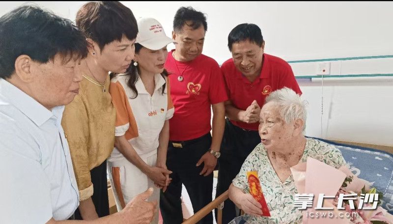 支部党员与陈琪君老人亲切交流。