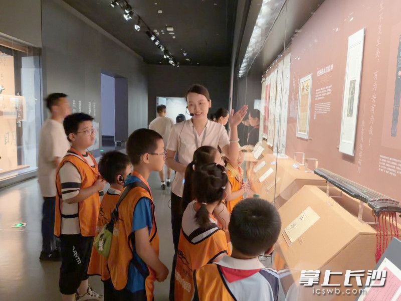 在省博物馆开启文物实证探寻之旅。