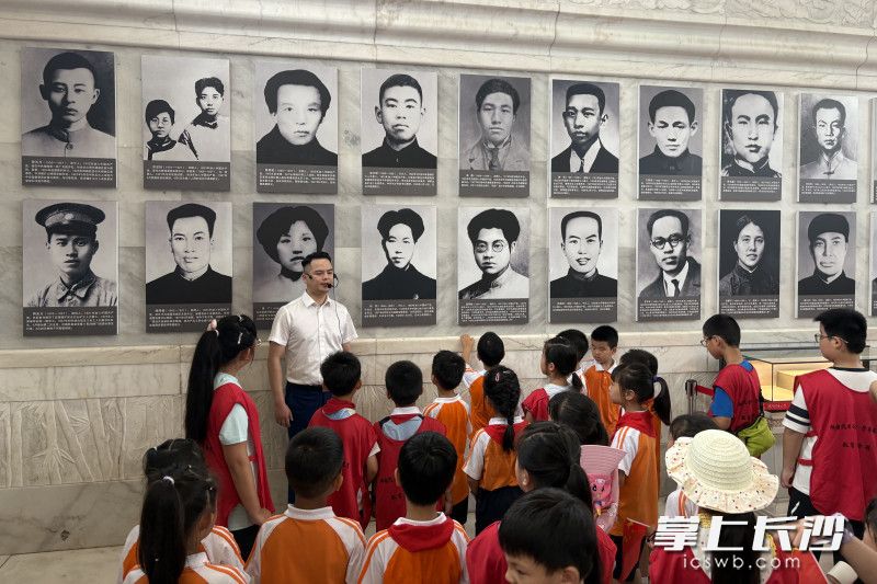 亲子家庭在“园”与“馆”的联动中，完成了一场追寻信仰足迹的红色之旅。均为长沙晚报通讯员 李炼 摄