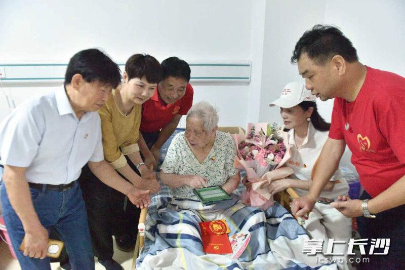 陈琪君老人在给大家讲述自己当年介绍雷锋入团的故事。均为长沙晚报通讯员 谢定国 摄