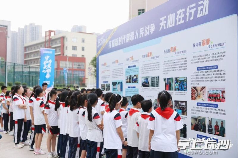 学生们在认真观看禁毒宣传内容。