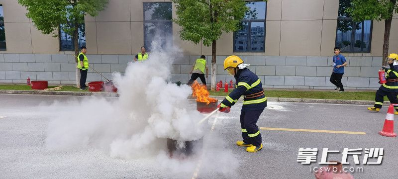灭火实操比武。