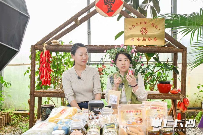 扎根在田间地头的女性主播。市妇联 供图