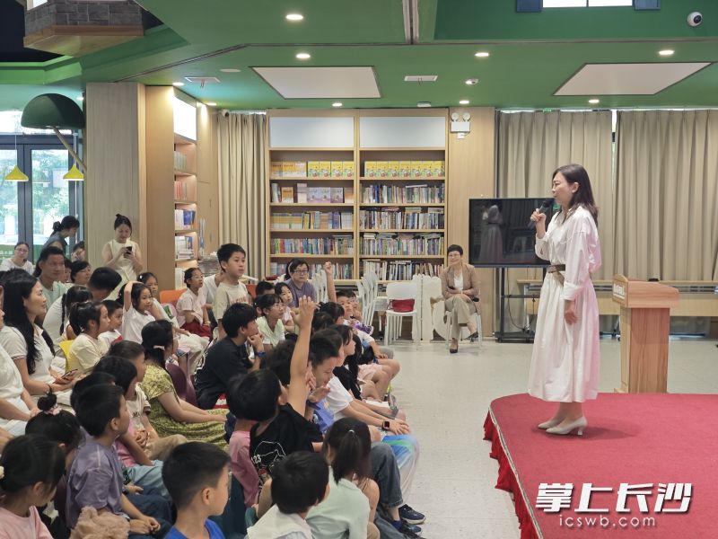 面对葛竞的提问“一百个故事要写多久”，长沙小朋友积极作答，但“一天”的答案超出了作家的预期。