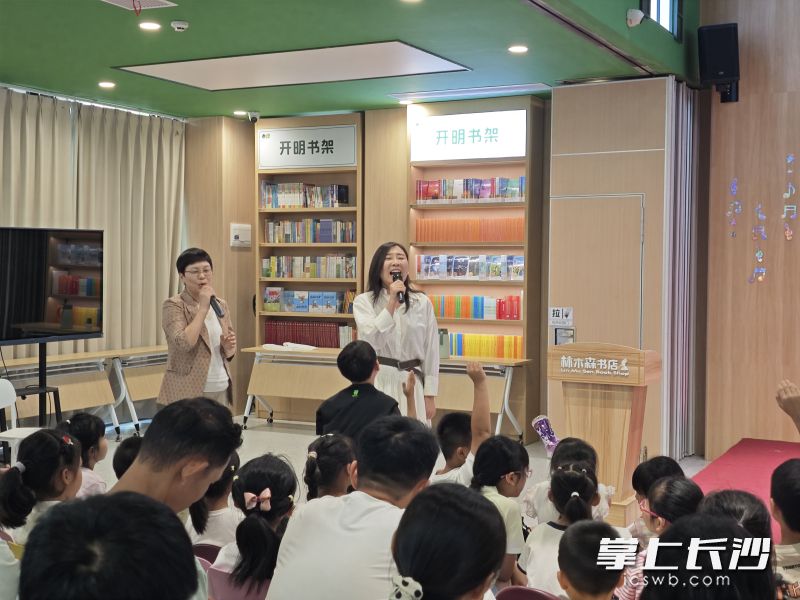讲座开始前，汤素兰为大家介绍嘉宾葛竞（右）。台下小朋友一口一个“竞姐姐”，哄得葛竞藏不住笑容。均为长沙晚报通讯员 汤维宇 摄