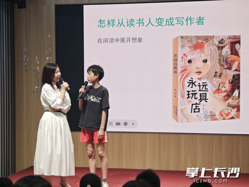 葛竞做客长沙笨狼家·林木森书店，与读者分享“怎样从读书人变成写作者”。