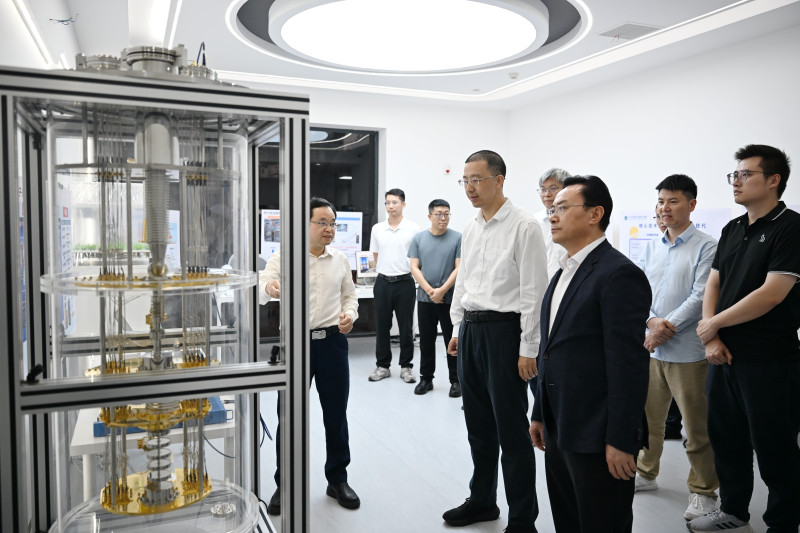 在湖南师范大学未来技术研究院详细了解科研创新、成果转化等情况。均为湘江早报全媒体记者 张圣贺 摄