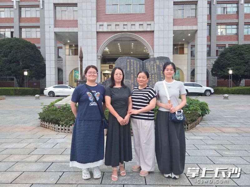 双胞胎魏靖涵（左一）、魏乐涵（右一）与老师何丹（左二）、母亲蒋明霞的合照。长沙晚报全媒体记者 杨芸 摄