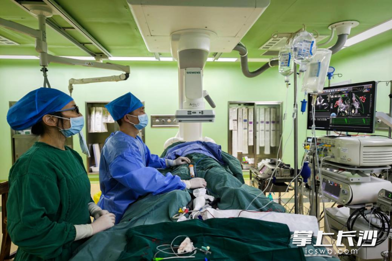 心血管内科帮扶团队开展的大湘西地区首例“零射线房颤射频消融术”手术现场。