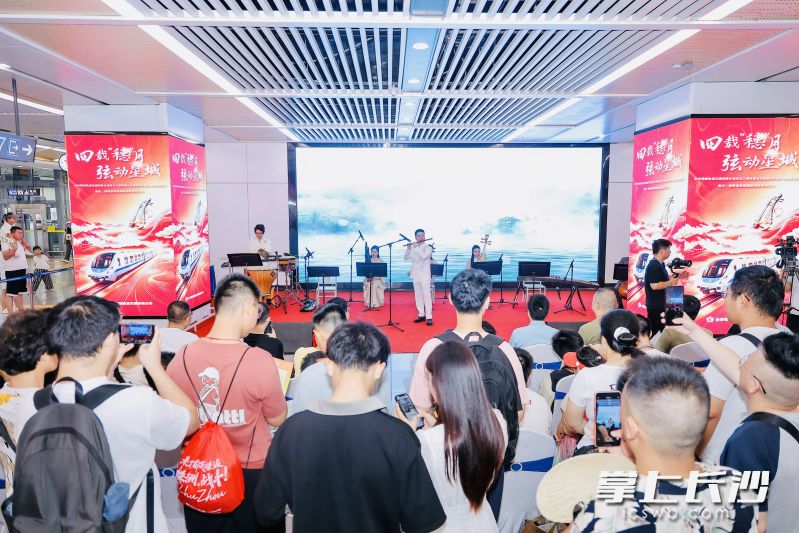 地铁站内竹笛悠悠，奏响《春到湘江》。均为长沙晚报通讯员 孙亚 供图