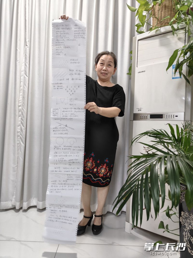 孙霞和她的手绘队形图谱。