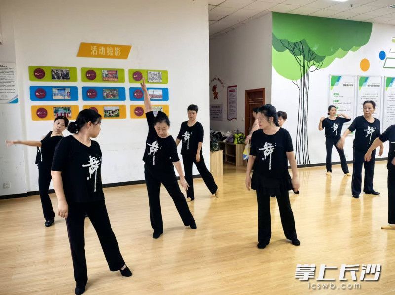 孙霞和队员在排练。