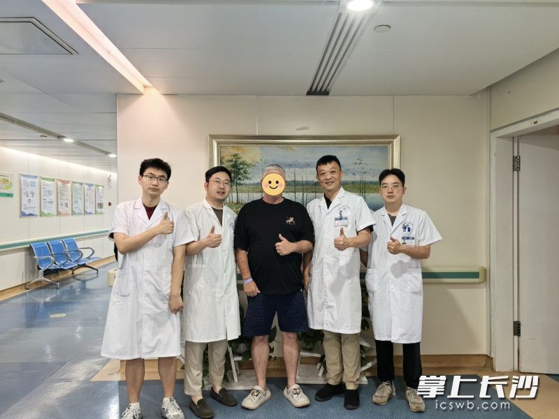 澳大利亚患者减重代谢手术后高兴地与专家团队合影。