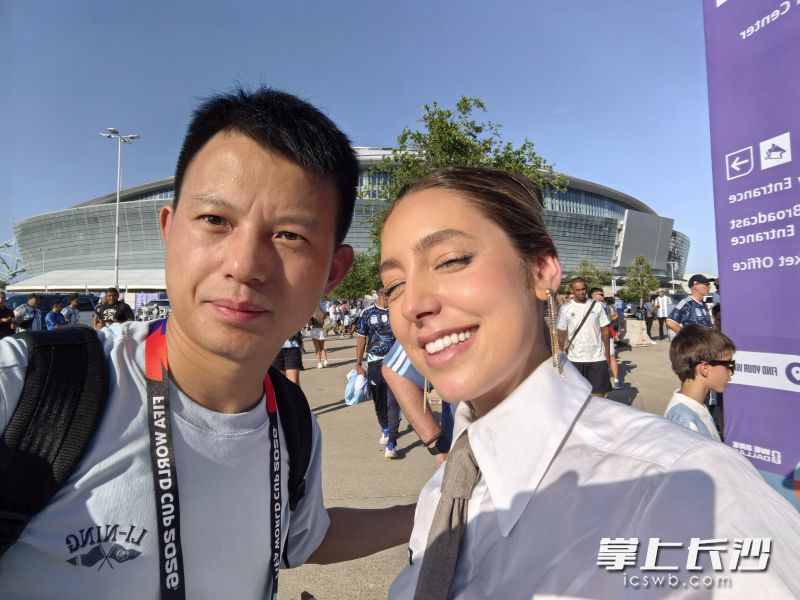 特派记者赵紫名与索菲·马丁内斯合影。