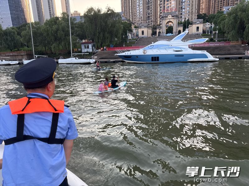 执法人员正在劝导玩桨板者。长沙晚报全媒体记者 张洋子 通讯员 陈果 摄
