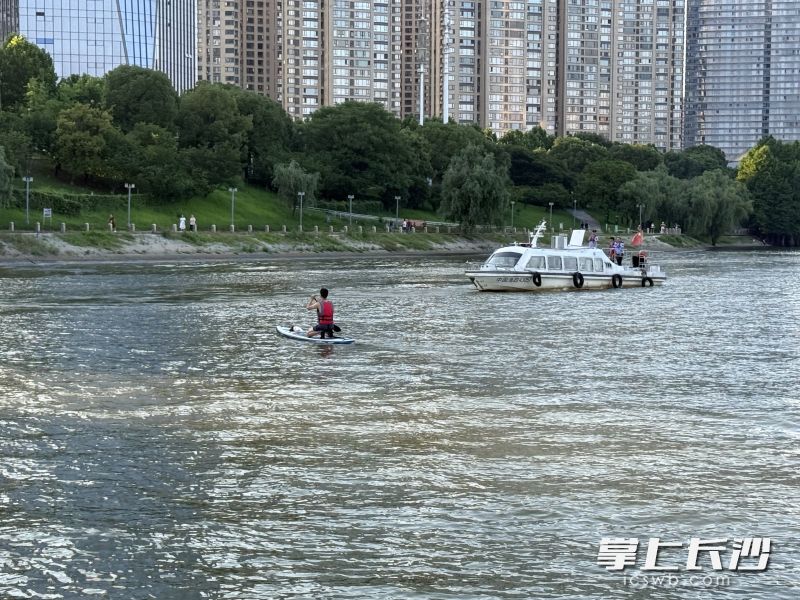 在湘江边划桨板的市民。