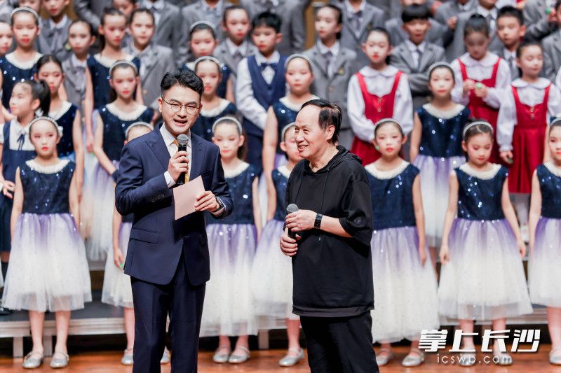 主持人现场采访本场音乐会策划、导演李红兵。均为通讯员 供图