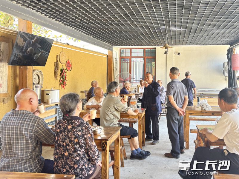 老年食堂不只是吃饭的地方，更是老人们聊天聚会的“幸福客厅”。