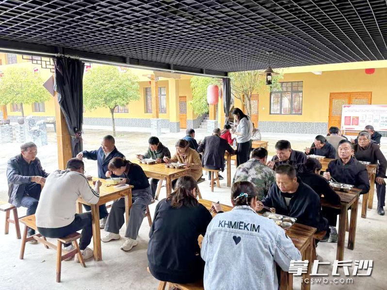 鹊山村依托党群服务中心打造老年助餐食堂，解决独居、高龄老人独自开火做饭的难题。 均为长沙晚报全媒体记者张禹、通讯员李景铭摄