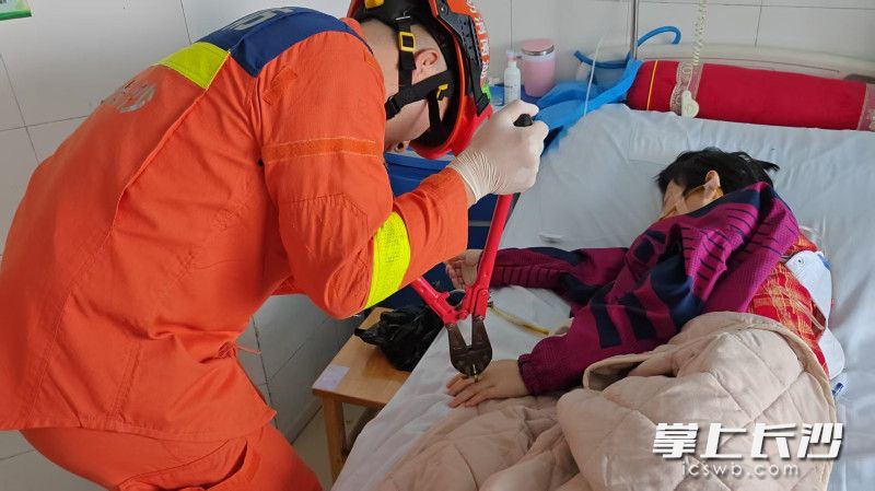 消防人员正在进行救援。 长沙晚报通讯员 王磊 摄