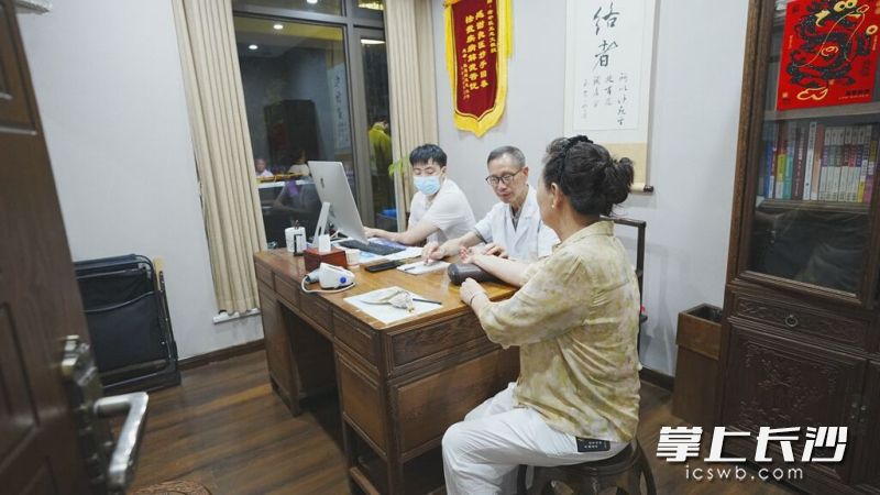 中医名医团队全程坐诊，一对一为居民把脉辩证，精准判断个人体质。