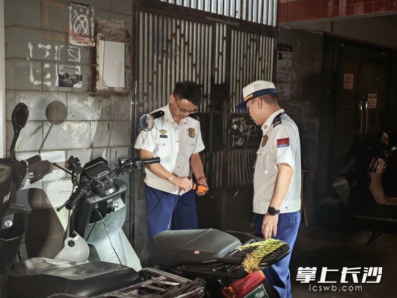 消防监督员在夜查中。 长沙晚报通讯员 余娜娜 摄