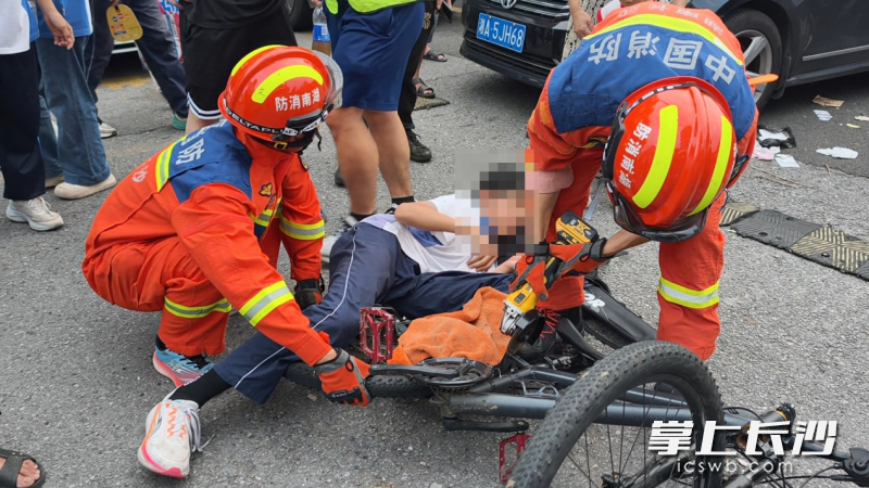 图为消防员正在进行救援。 长沙晚报通讯员 张佳欣 摄