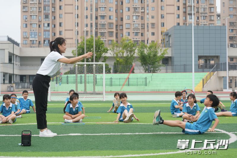 6月26日,长沙市博才卓越小学体育老师邹露正在用自己的游戏式教学方法给三年级的学生上课。 6月26日,长沙市博才卓越小学体育老师邹露正在用自己的游戏式教学方法给三年级的学生上课。