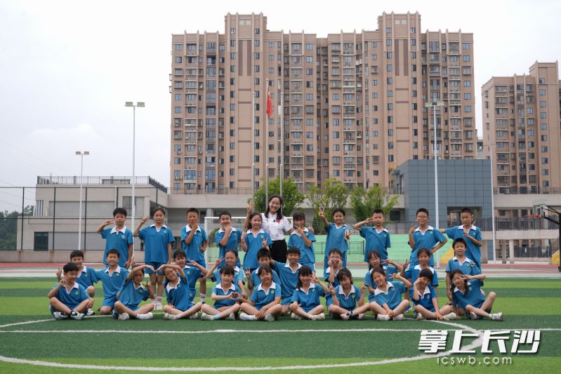邹露和三年级2301班的学生合影。均为长沙晚报全媒体记者 尹昊天 摄 邹露和三年级2301班的学生合影。均为长沙晚报全媒体记者 尹昊天 摄