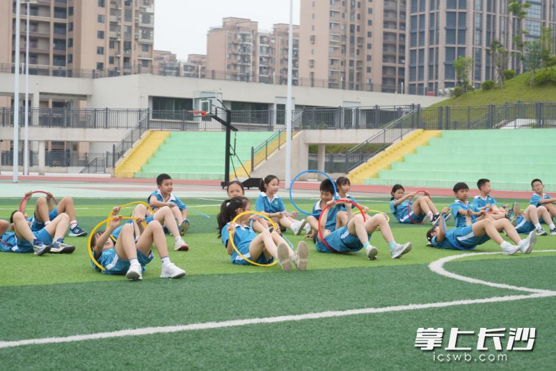 学生们正在尝试“金蝉脱壳”的游戏。 学生们正在尝试“金蝉脱壳”的游戏。
