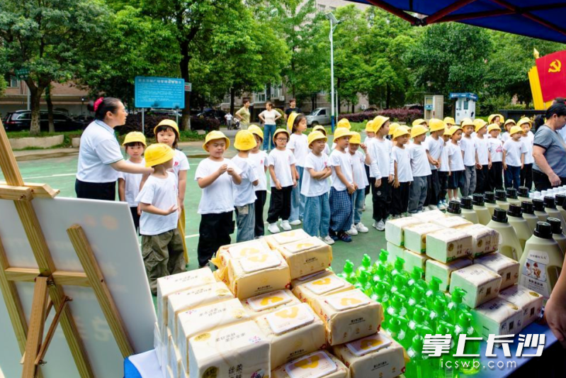 幼儿园师生组团前来答题。