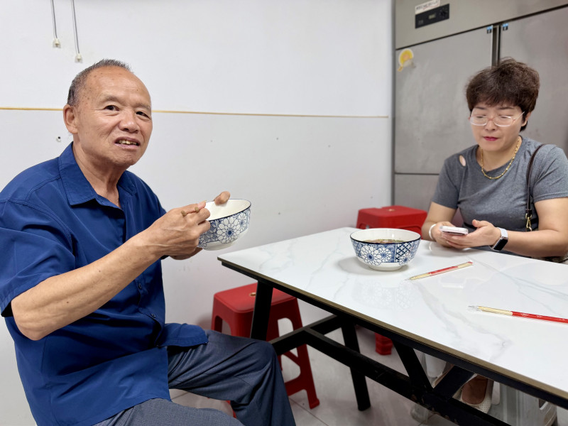 业主们喜提新房钥匙嗍碗“回迁粉”。