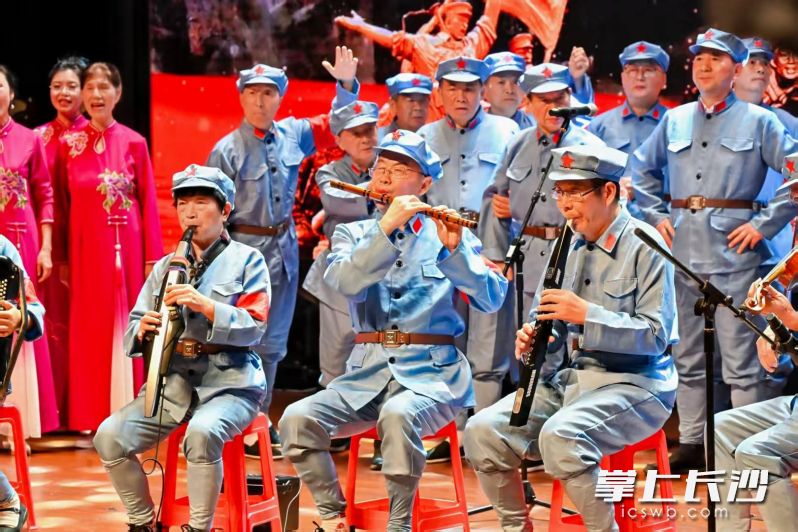在欢歌笑语中讲述开福故事，在吹拉弹唱中传递幸福声音。