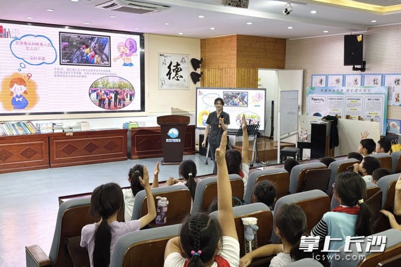 法官走进学校开展禁毒普法宣传活动。天心区法院供图