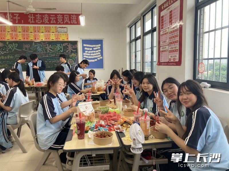 大家一边品尝鲜香龙虾，一边闲话日常、交流学习规划。长沙晚报通讯员 周利军 摄