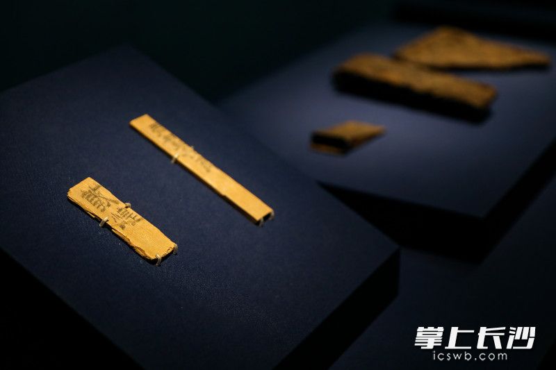 左为敦煌木牍，直接证实了汉代对敦煌地区的管辖。