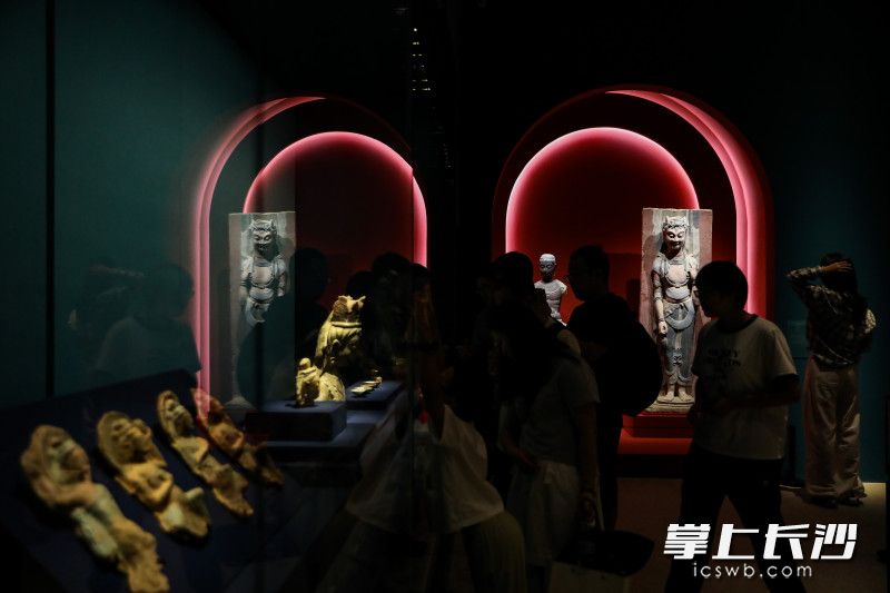 “敦煌——伟大的文化宝藏”大型特展在湖南省博物馆开展。该展引来众多观众兴致勃勃观展。均为长沙晚报全媒体记者 董阳 摄