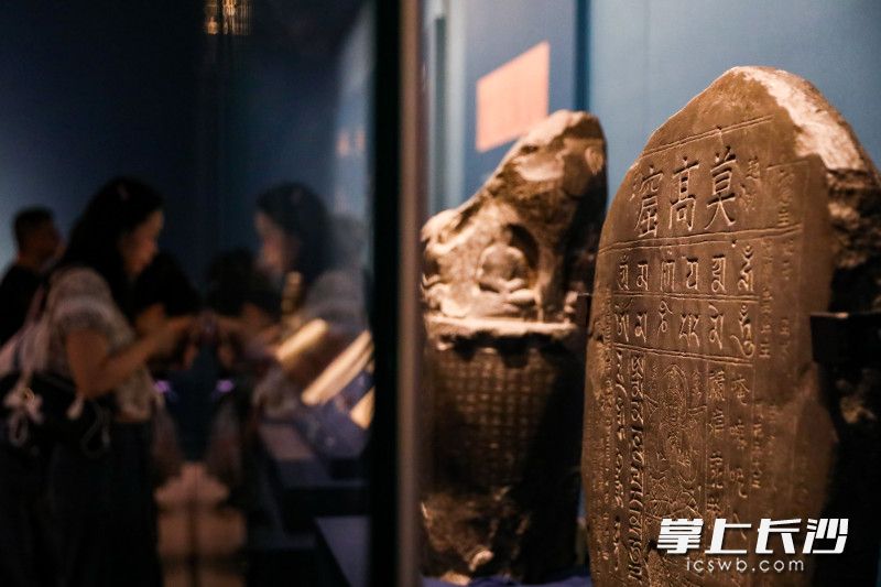 展览重磅集结20余件国家一级文物，囊括北魏刺绣佛画（禁止出境文物）、汉代“敦煌”简、李克让修莫高窟佛龛碑等一众国宝级珍品。