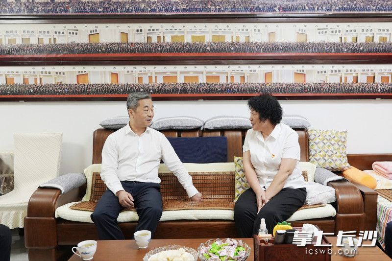 陈竞走访慰问老党员张国庆。 均为长沙晚报全媒体记者 郭雨滴 摄