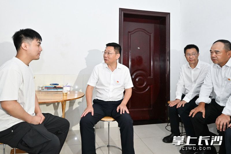 “七一”前夕，市委副书记、市长陈博彰走访慰问生活困难党员。 长沙晚报全媒体记者 王志伟 摄