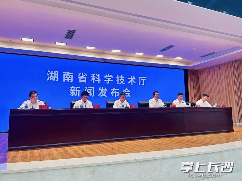 长沙银行副行长王伟华解读“银行更看好哪类创新创业项目”问题。 长沙晚报全媒体记者 王佳怡 摄